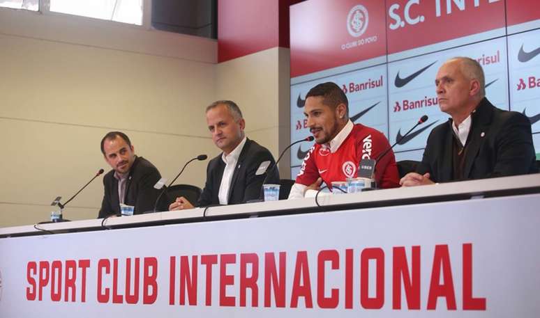 Nesta quarta-feira, Paolo Guerrero vestiu a camisa do Internacional, teve o primeiro contato com a torcida Colorada e voltou a prometer muita raça com a camisa do time gaúcho