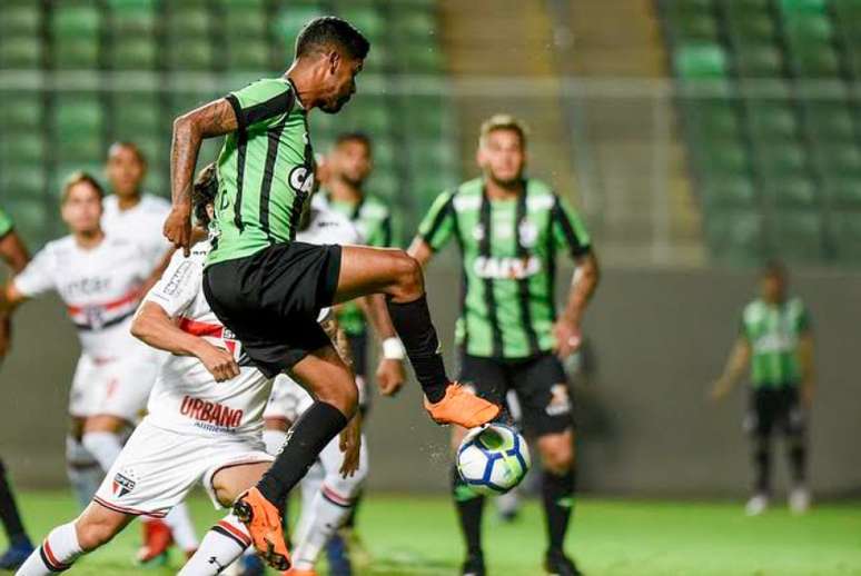 Aderlan destaca evolução do América-MG e quer grande partida contra o Fluminense dentro de casa (Foto: Mourão Panda / Divulgação / América-MG)