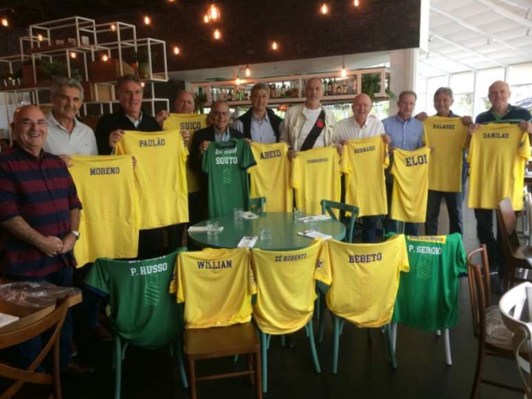 Veteranos da geração do vôlei de Montreal recebem camisa em homenagem aos 42 anos da disputa (Foto: Divulgação/CBV)