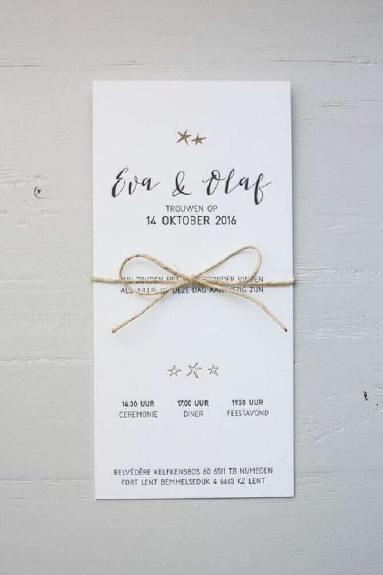 16. Que tal fazer um laço com barbante no seu modelo clássico de convite simples de casamento – Foto: Pinterest