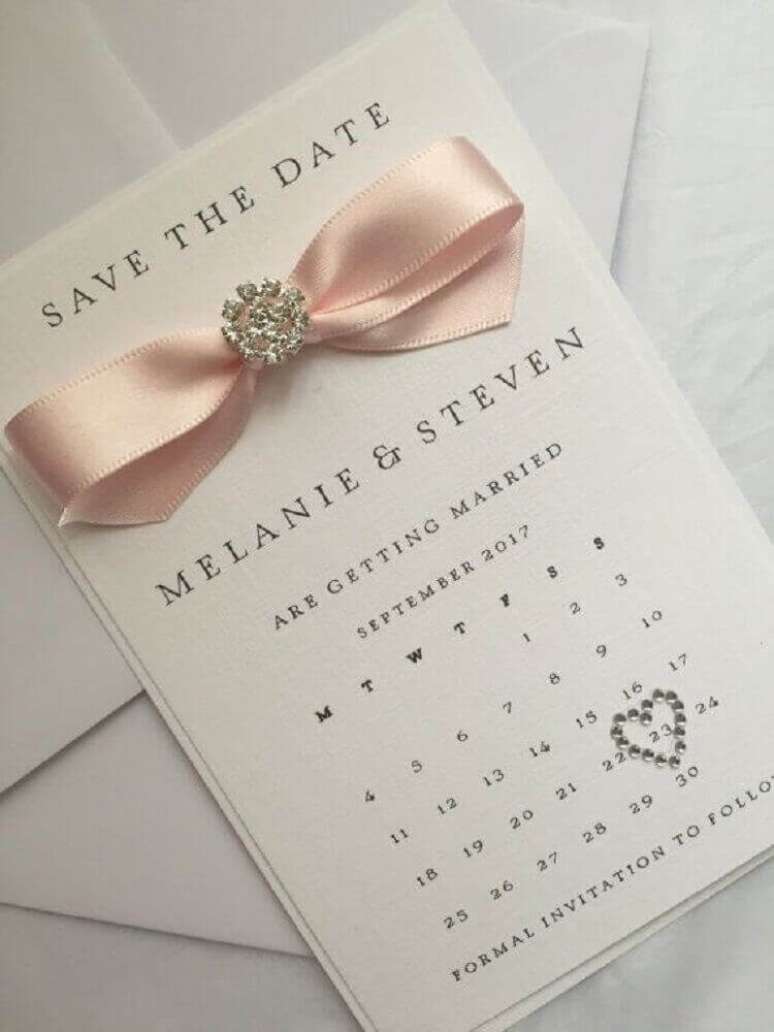 26. Decoração com fita de cetim e brilhantes para modelo clean de convite de casamento simples – Foto: Convite Feito