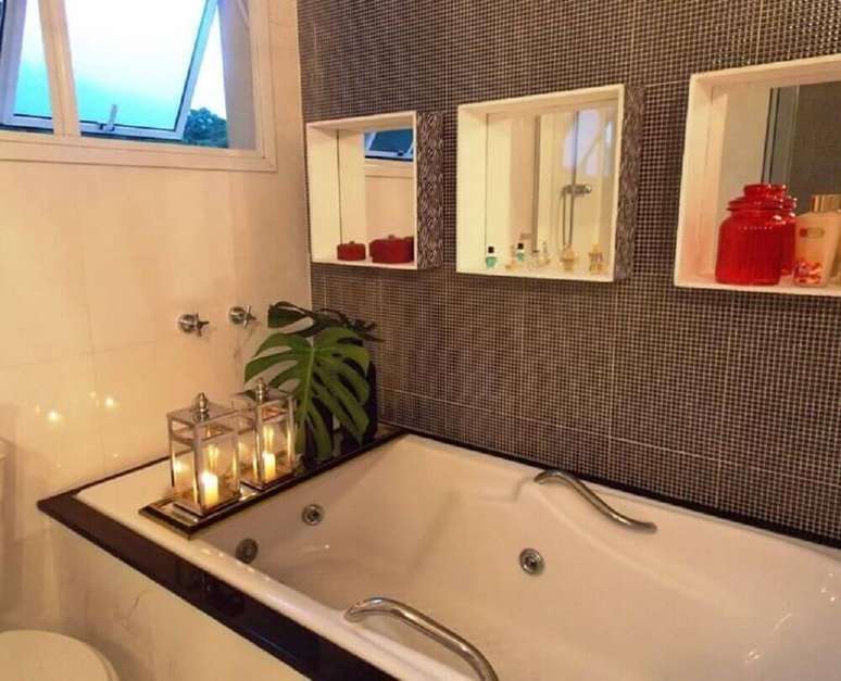 20. Decora&ccedil;&atilde;o de banheiro com nicho com revestimento espelhado