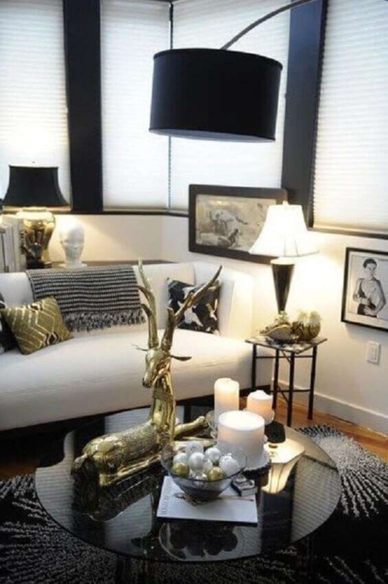 40. Decoração moderna para sala de estar com mesa de centro redonda e preta – Foto: MHerger Furniture