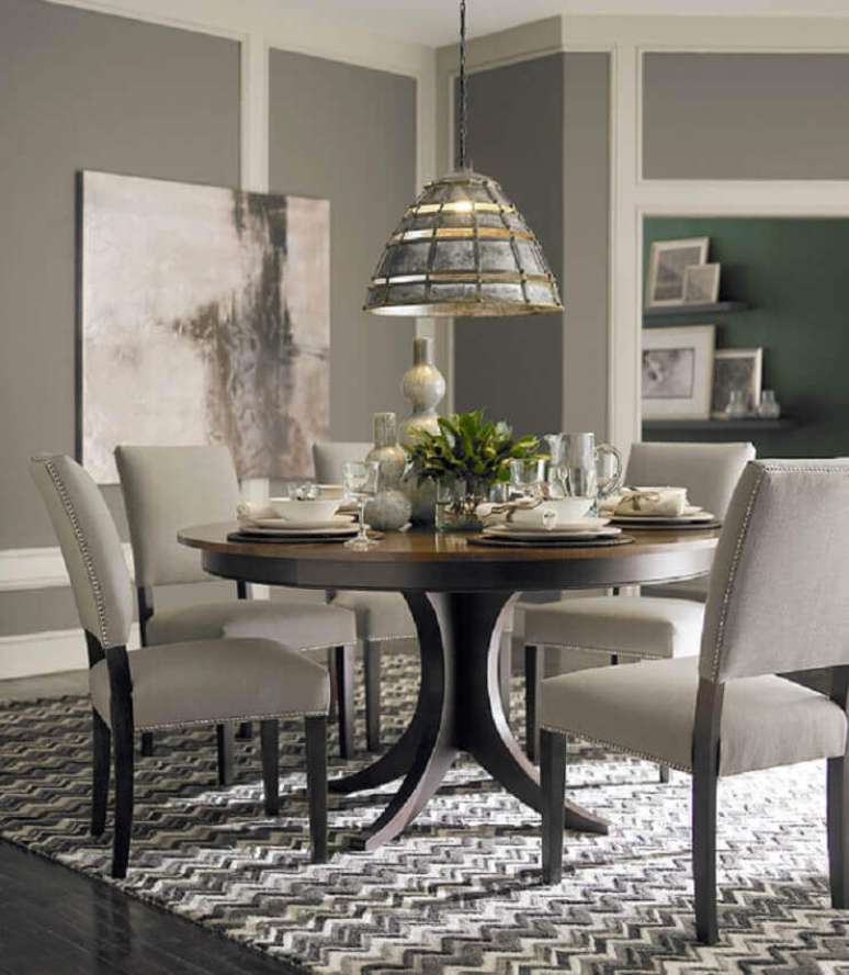 7. É muito importante que o tapete que fica embaixo da mesa de jantar redonda não impeça a movimentação das cadeiras – Foto Pinterest