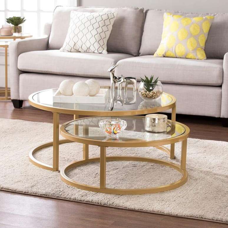 8. A mesa redonda baixa é perfeita para compor a decoração da sala de estar – Foto Over Stock