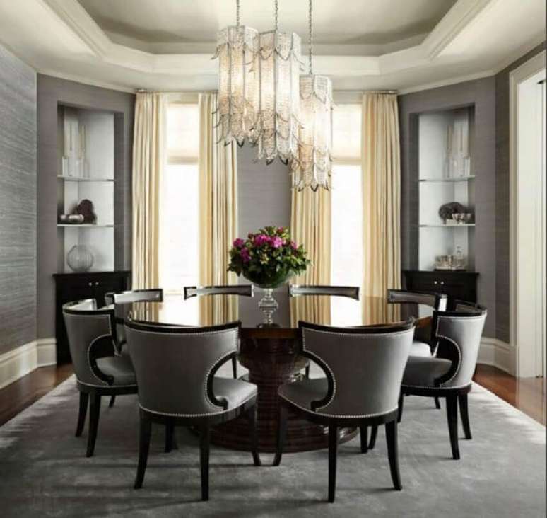22. Decoração sofisticada com mesa redonda para sala de jantar com pendente luxuoso e tapete cinza – Foto Architecture Art Designs
