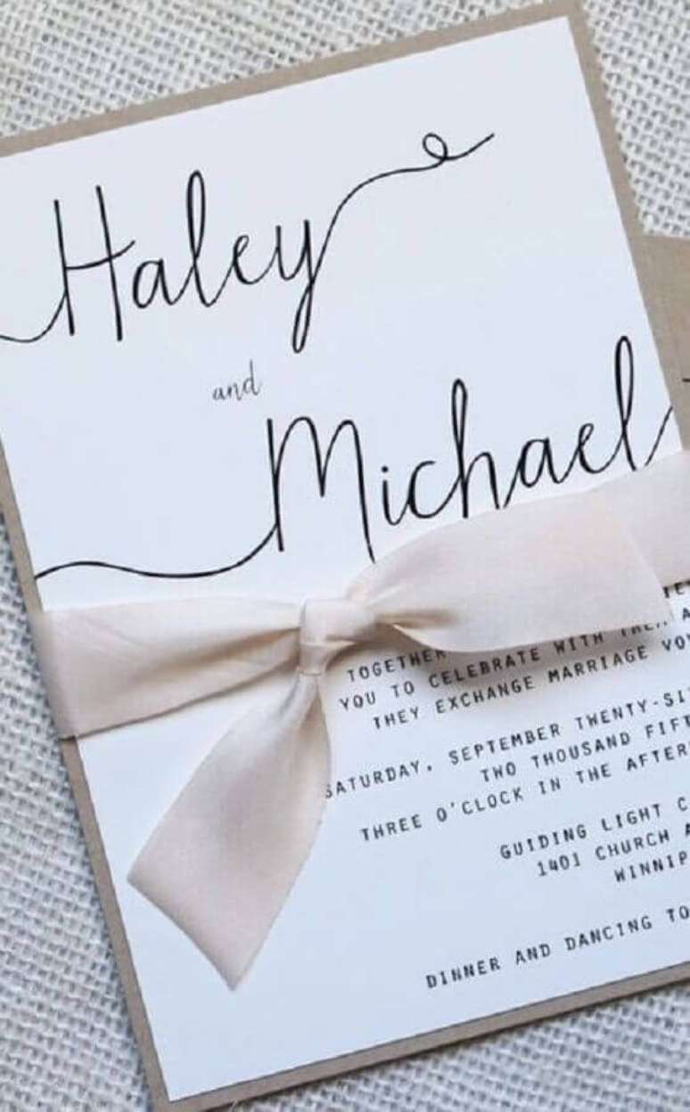 35. A fita de cetim trás um toque especial para o convite simples de casamento – Foto: Pinterest