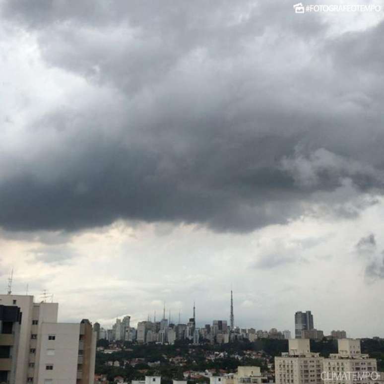 Quarta-feira amanhece fria, garoando e instituto alerta para chuva