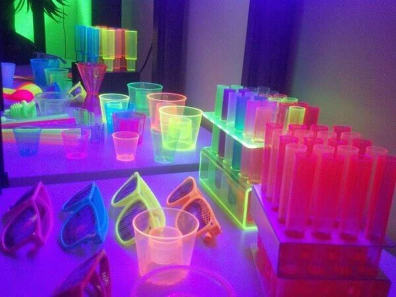 6- Acessórios coloridos e decorativos para festa neon. Foto: Pinterest