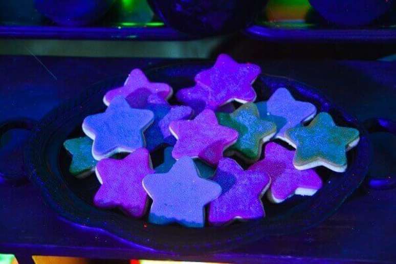 15- Biscoitinhos em formato de estrelas coloridas para festa neon. Foto: Roteiro Baby