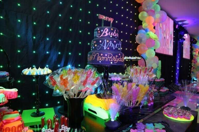 16- As mesas da festa neon devem abusar do colorido dos docinhos. Foto: Roteiro baby