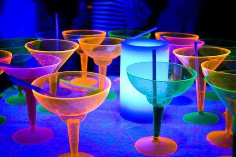 20- Adquira ta&ccedil;as e copos coloridos que brilham no escuro para festa neon. Foto: Pinterest