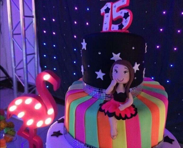 8- Festa de 15 anos neon tem um bolo de dois andares confeitado. Fonte: Pinterest