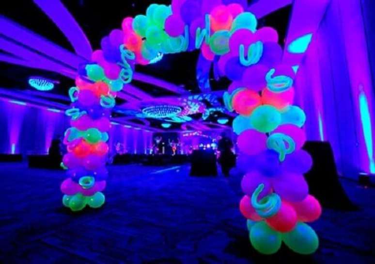 24- Arcos com balões coloridos são ideais para o hall de entrada da festa neon. Foto:Pinterest