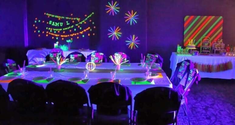 3- As mesas da festa neon precisam seguir o estilo e o tema da comemoração. Foto: Vício de Menina
