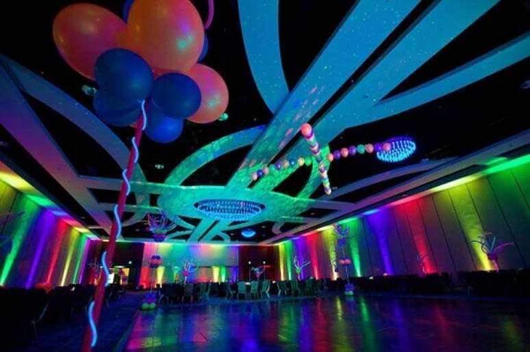 30- Luzes coloridas complementam a decoração de salão grande para festa neon. Foto: Pinterest