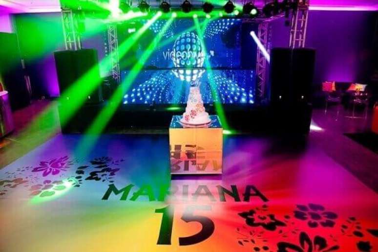 40- O bolo &eacute; colocado no centro da pista de dan&ccedil;a para festa neon de debutante. Foto: Pinterest