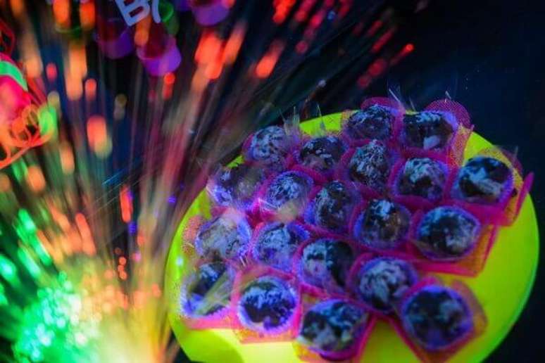 46- Os pratos fluorescentes destacam os docinhos colocados sobre a mesa na festa neon. Foto: Pinterest
