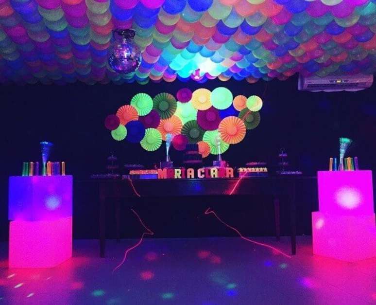 2- Decoração de festa neon com balões cobrindo o teto. Foto: Discolbus