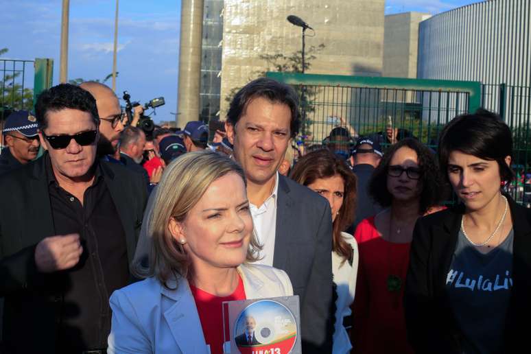 Presidente do PT, Gleisi Hoffmann protocolou candidatura de Lula ao lado de Haddad e Manuela D&#039;Ávila