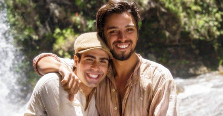 Os irmãos Luccino (Juliano Laham) e Ernesto (Rodrigo Simas): o amor se revela maior do que o preconceito