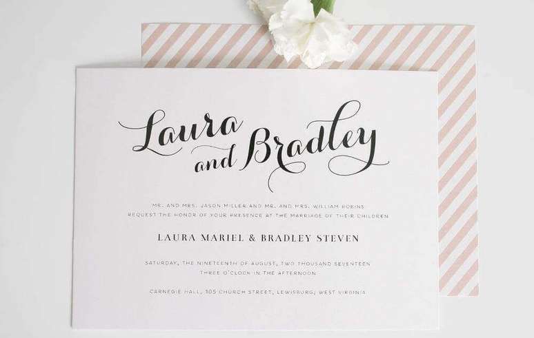 50. Layout clean em convite de casamento simples e clássico com envelope listrado de branco e rosa – Foto: Home Decoo