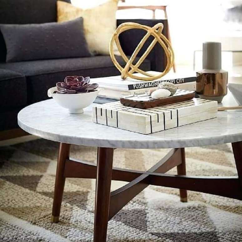 30. O tampo feito de mármore para a mesa redonda pequena na sala de estar deixa o ambiente muito mais sofisticado – Foto: Moroccan School