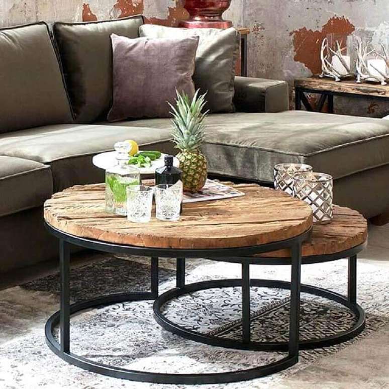 34. A mesa de centro redonda com tampo de madeira rústica deu mais charme para a sala de estar decorada – Foto: Premium Line