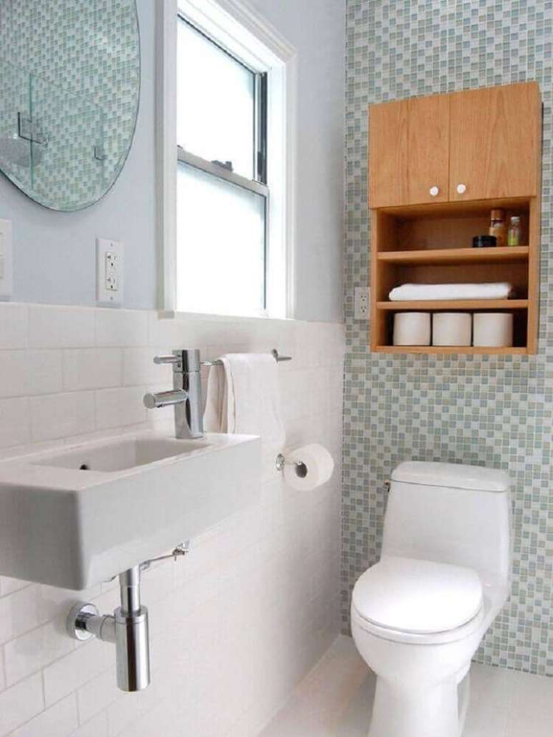 30. Em um banheiro clean, o nicho de madeira pode trazer bastante conforto