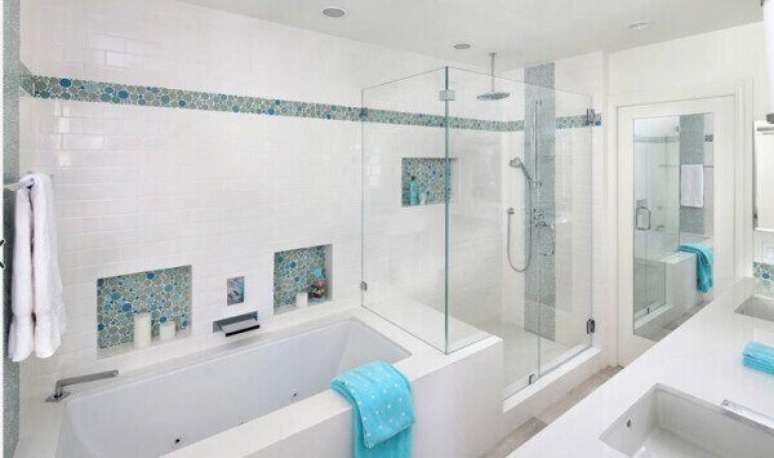 55-&nbsp; Nicho para banheiro clean com pastilhas coloridas. Fonte: Pinterest