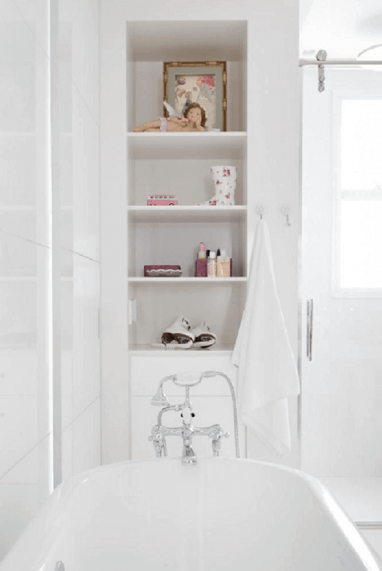49- Nicho para banheiro é ótimo para colocar peças decorativas. Fonte: Pinterest