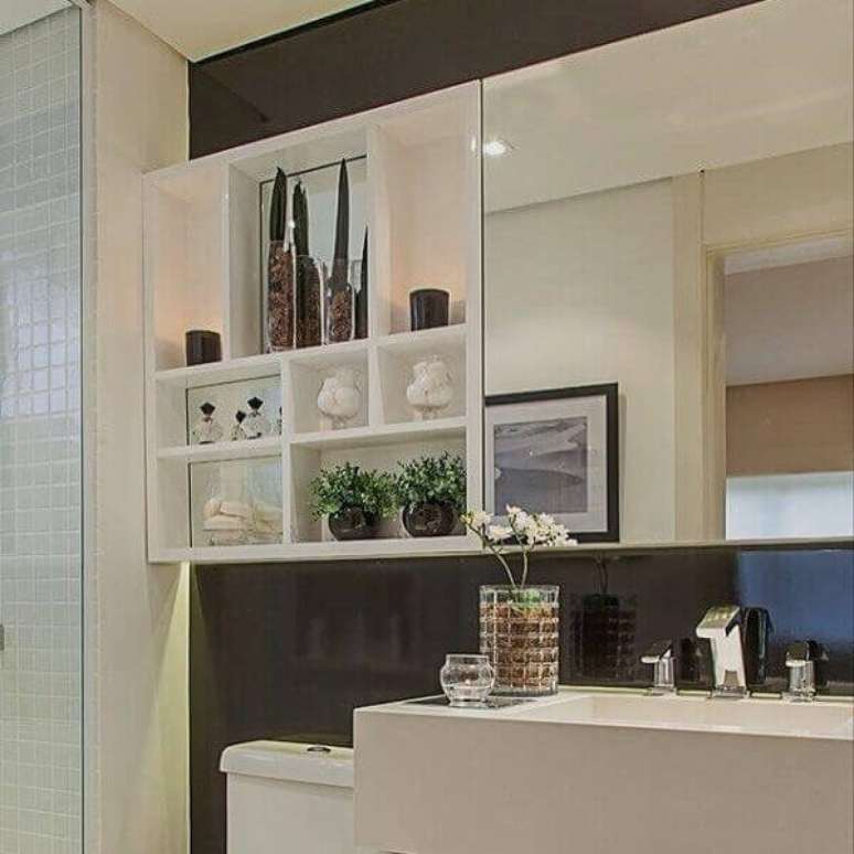 62 Nicho para banheiro ajudar a decorar e organizar o espaço. Fonte: Pinterest
