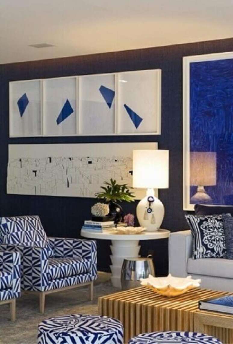 27. Mesa redonda de apoio branca em decoração predominantemente azul. Projeto de Roberto Migotto