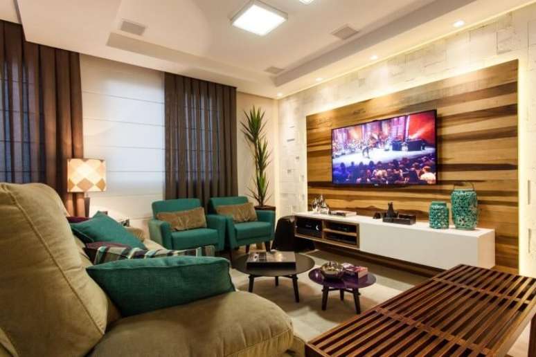 10. Mais um bom exemplo de uso de combina&ccedil;&atilde;o de mesas redondas de centro. Projeto de Juliana Pippi