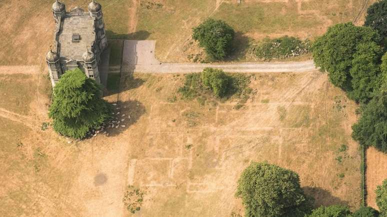 As bases soterradas de Tixall Hall, constru&iacute;do 1555, tamb&eacute;m emergiram