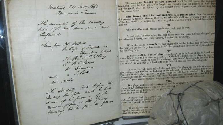 A lista de regras, escrita à mão por Morley, está no National Football Museum, em Manchester