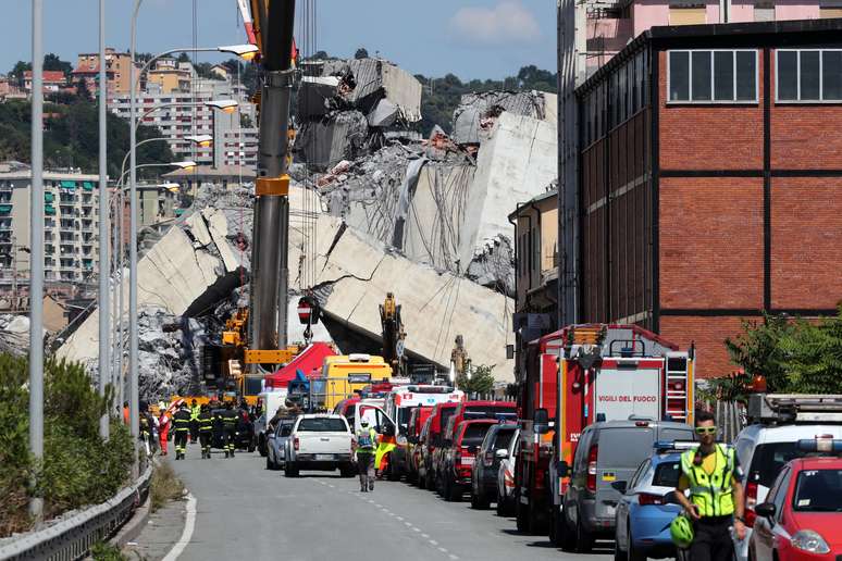 Bombeiros e equipes de resgate são vistos em local de desabamento de ponte em Gênova, na Itália 15/08/2018 REUTERS/Stefano Rellandini 