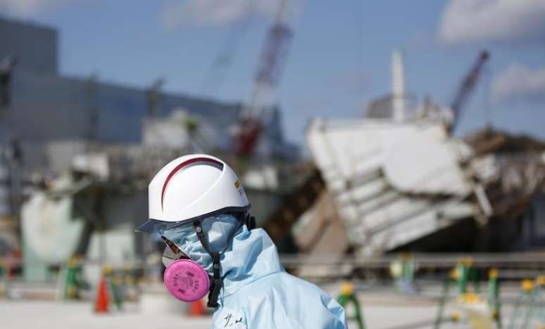 Trabalhador da Tokyo Electric Power Co. (Tepco) vestido com roupa de proteação e máscara na usina nuclear de Fukushima Daiichi 10/02/2016 REUTERS/Toru Hanai