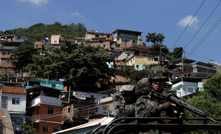 Soldados fazem operação em favela do Rio de Janeiro
 27/3/2018    REUTERS/Ricardo Moraes 