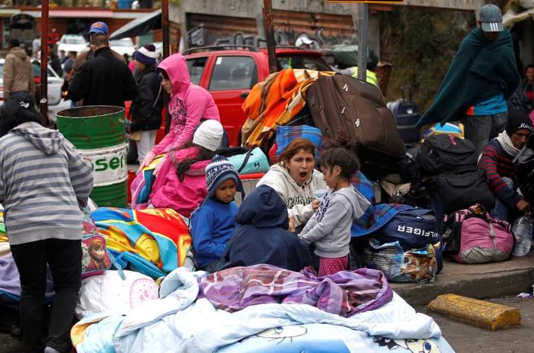 Imigrantes venezuelanos aguardam registro antes de entrar no Equador
 9/8/2018     REUTERS/Daniel Tapia 