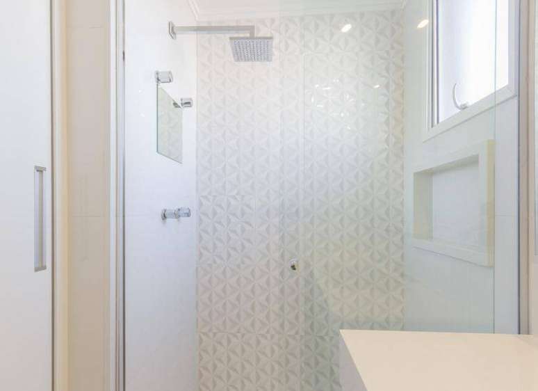 30. Porta de correr quase impercept&iacute;vel nesse banheiro lindo