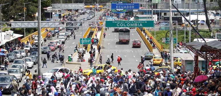 Migrantes venezuelanos aguardam na fronteira da Colômbia com o Equador