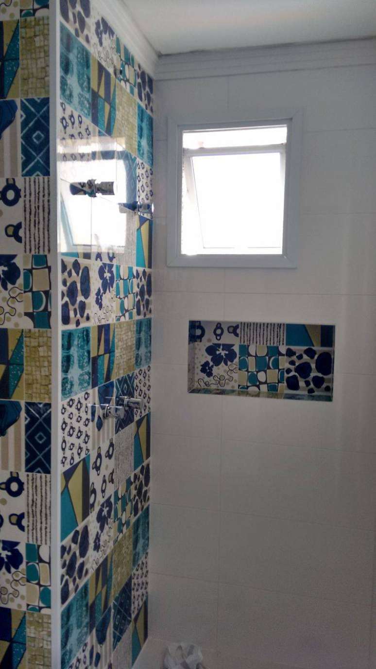 38. A área do box para banheiro pode ter azulejos coloridos