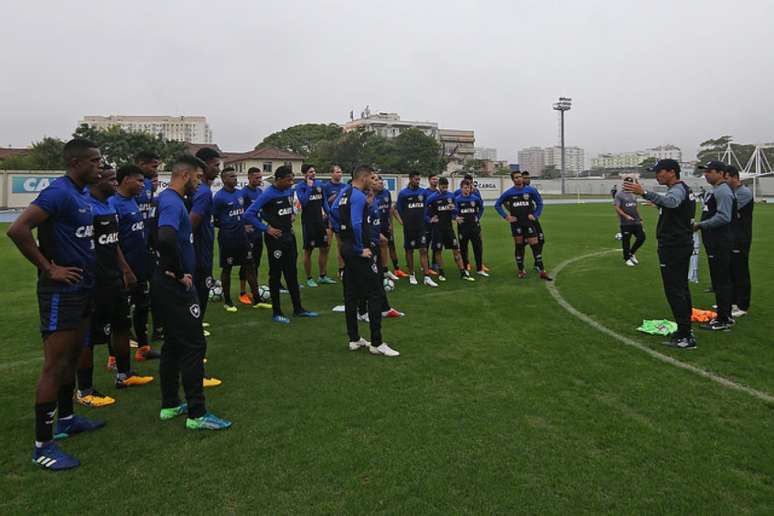 Os atuais jogadores e técnico do Botafogo tentam evitar uma eliminação precoce (Vitor Silva/SSPress/Botafogo)