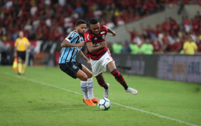 Pela esquerda, Vitinho se livra da marcação de André, do Grêmio (Foto: Gilvan de Souza/Flamengo)