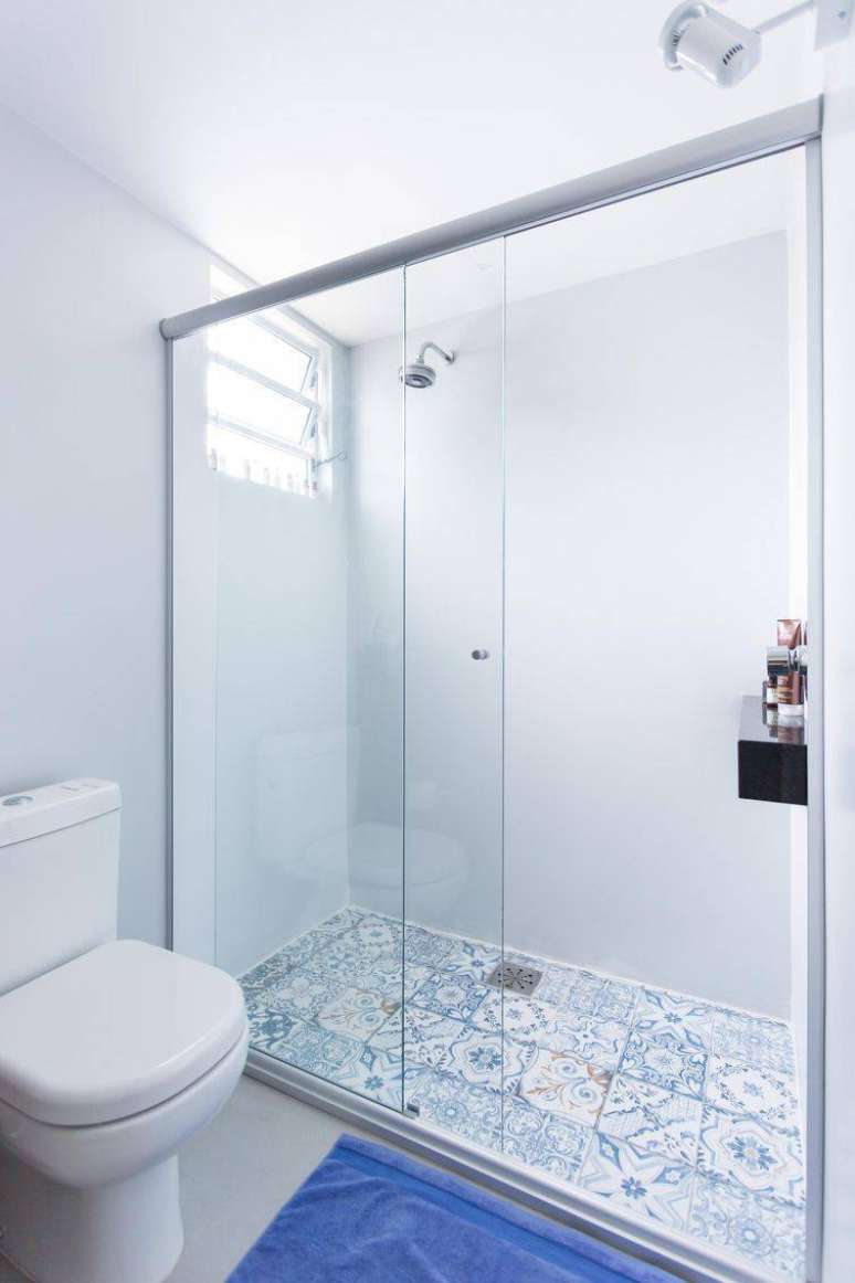 42. Box para banheiro com portas de correr e azulejos hidr&aacute;ulicos retr&ocirc; no ch&atilde;o