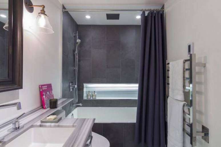 43. Box para banheiro com cortina especial para a &aacute;rea da banheira