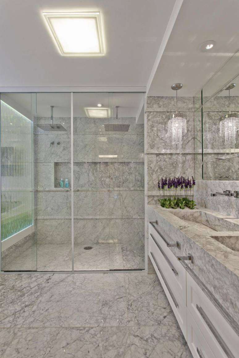 53. Banheiro para banheiro grande &eacute; muito elegante com ilumina&ccedil;&atilde;o bem distribu&iacute;da