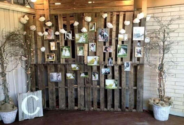 14. Que tal fazer um painel de pallet bem rústico para a sua festa de casamento e decorar com várias fotos de momentos importantes na vida do casal? – Foto: Viva Decora