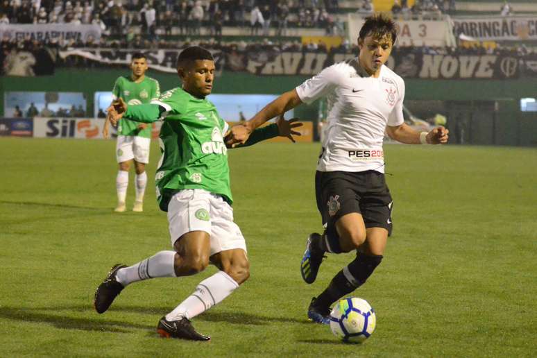 Romero domina a bola pelo Corinthians